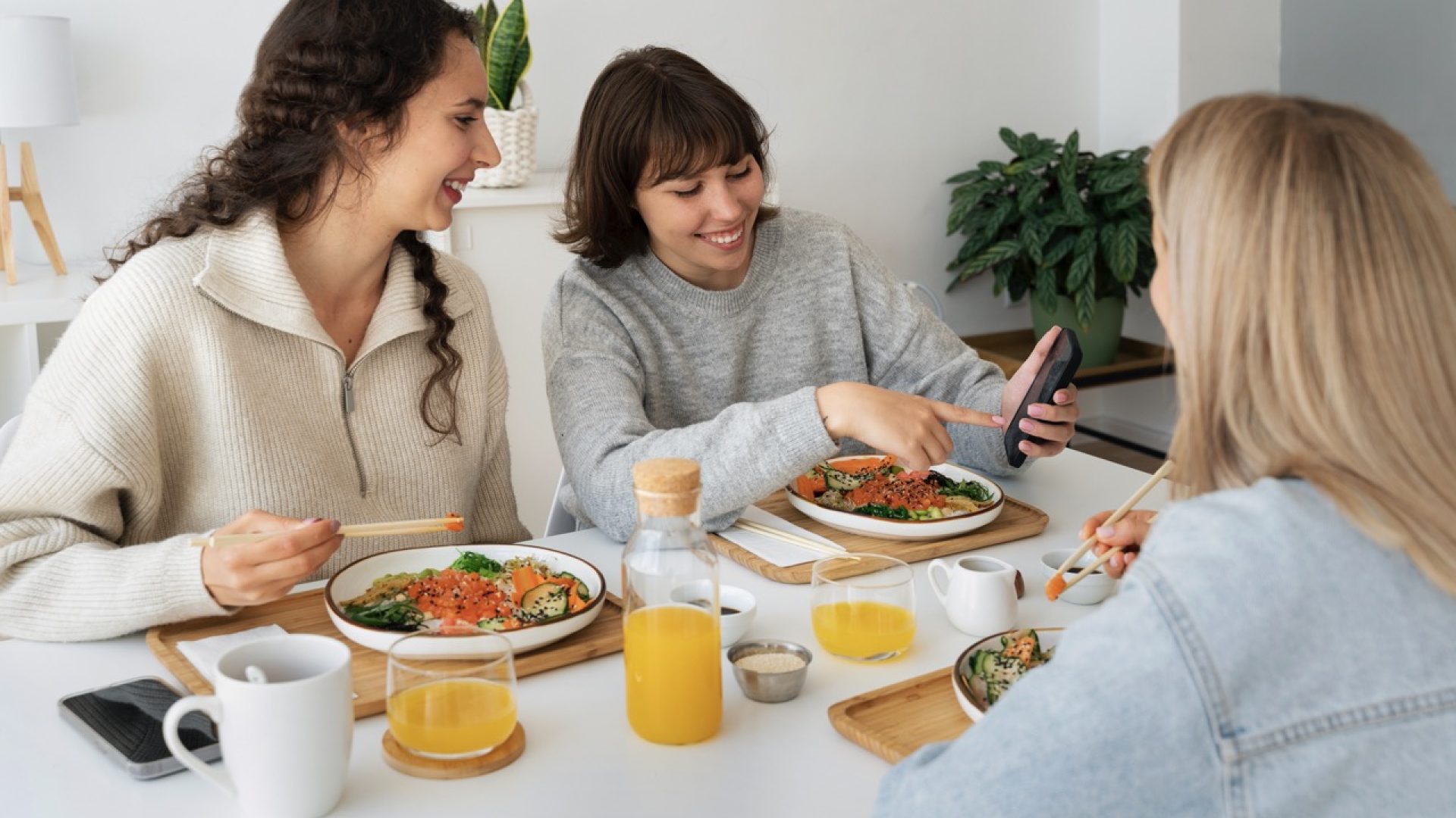 female-friends-eating-seafood-dish-with-salmon-together - dimensioni grandi