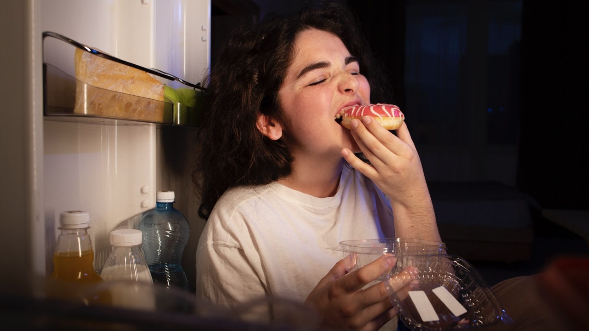 side-view-woman-eating-doughnut - dimensioni grandi