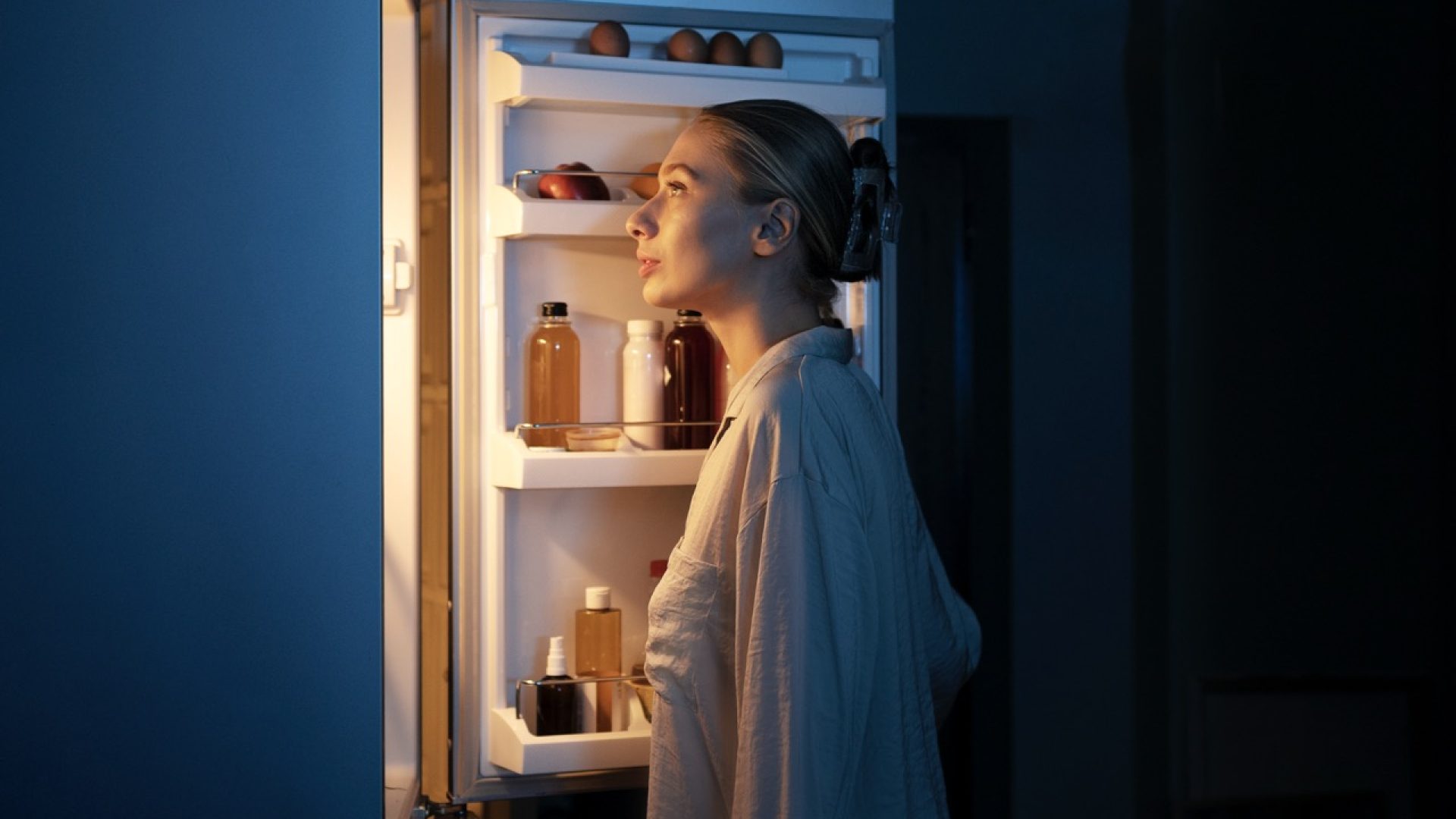 side-view-woman-looking-fridge - dimensioni grandi